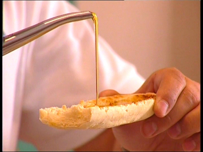 Tostada de pan con aceite de oliva. Imagen de sciencepics.org con licencia Creative Commons